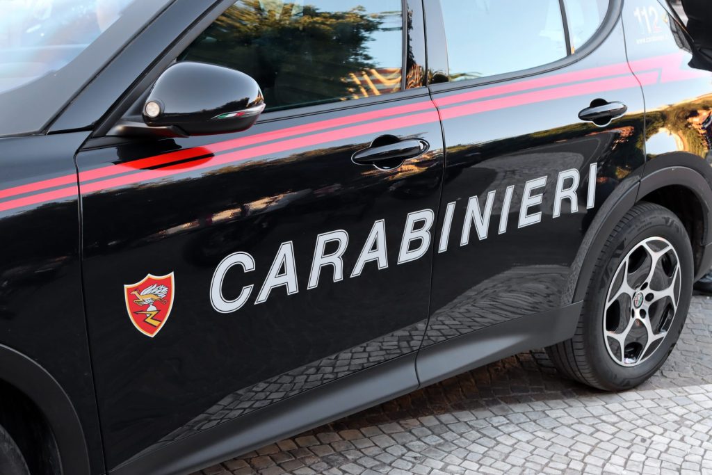 tentata rapina Umberto I, Ubriaco armato machete e ascia, carabinieri