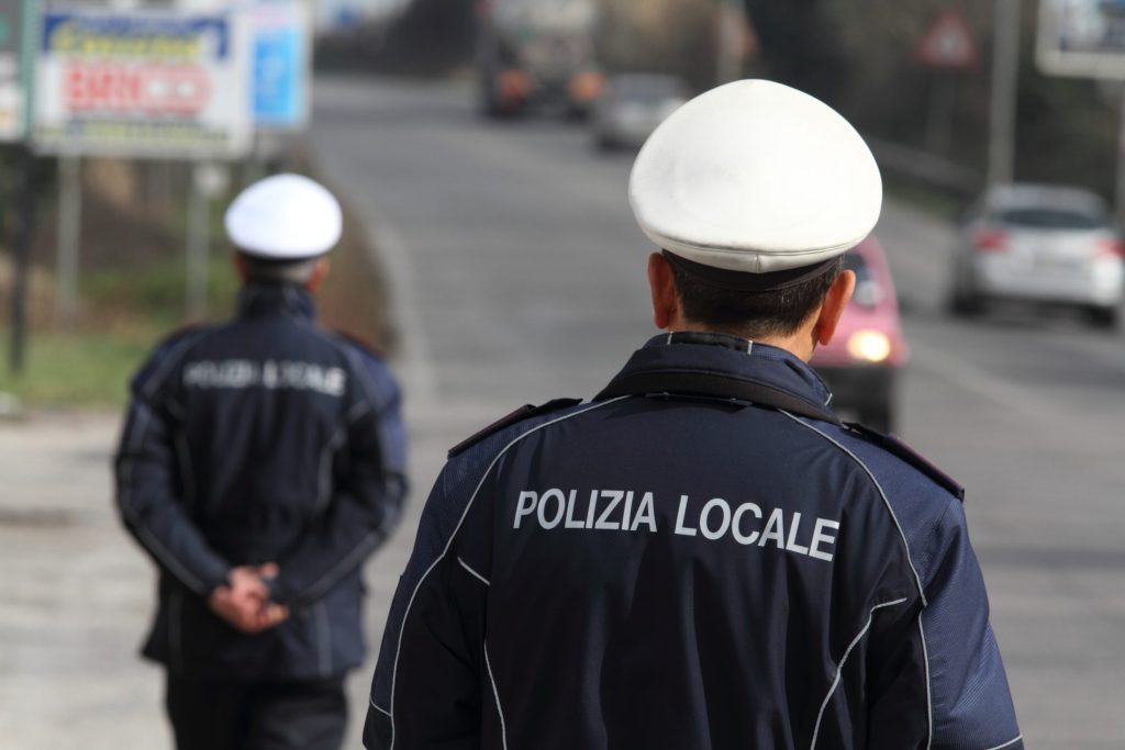 Bar chiuso a Torpignattara, polizia locale Roma, multe