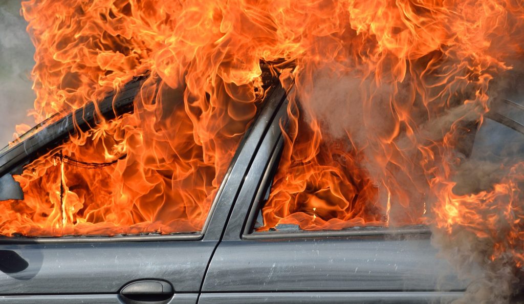 Auto incendiata