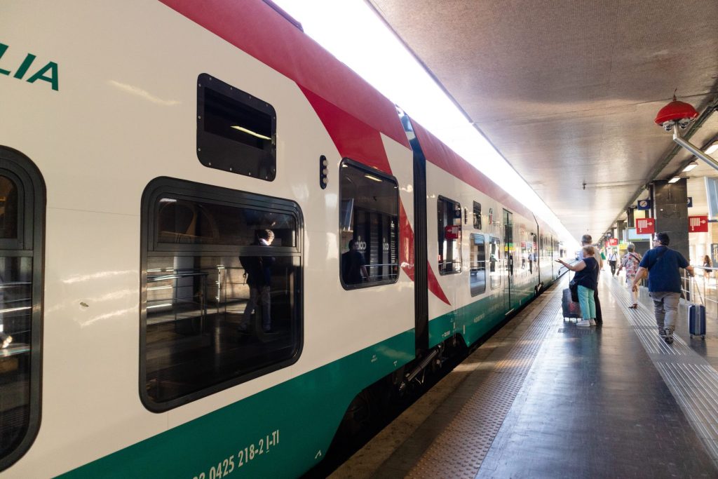 Velletri, passeggero rompe vetro del treno e colpisce capotreno: ferroviere ferito al volto, sindacati chiedono tutele. sciopero treni 18 marzo, treno, Cesano-Viterbo, sciopero ferroviario, capotreno aggredita, Lite tra passeggeri sulla linea FL3 Roma-Viterbo: treno fermo 30 minuti a Valle Aurelia. Intervento di carabinieri e 118, nessun ferito