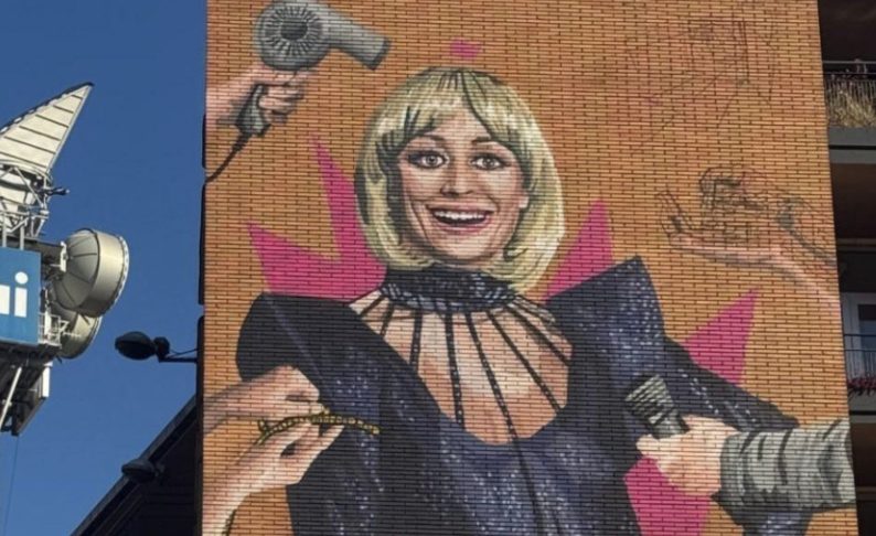 Murale dedicato alla Carrà