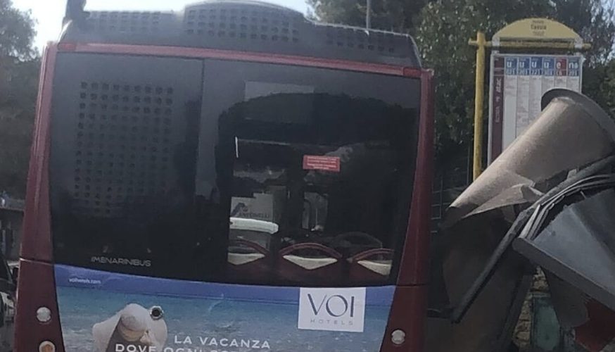 Bus Atac contro pensilina