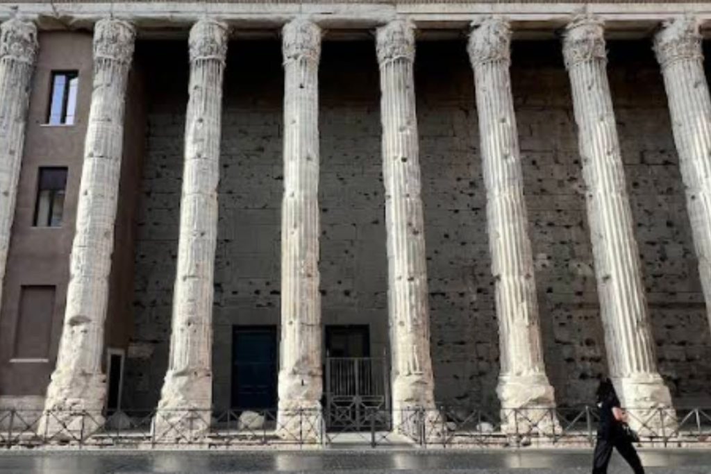 Tempio di Vibia Sabina e Adriano
